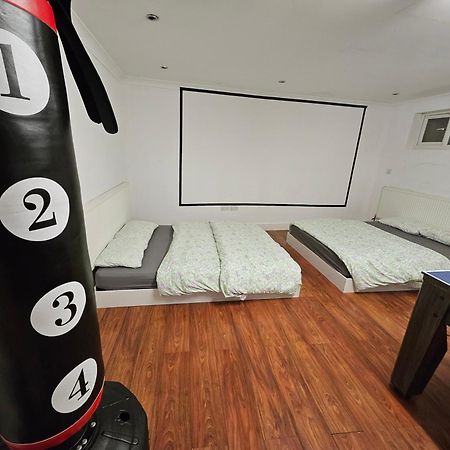 Large Annexe With Games Room Pool Table Ping Pong Air Hockey Movie Projector 윈저 외부 사진