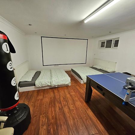 Large Annexe With Games Room Pool Table Ping Pong Air Hockey Movie Projector 윈저 외부 사진