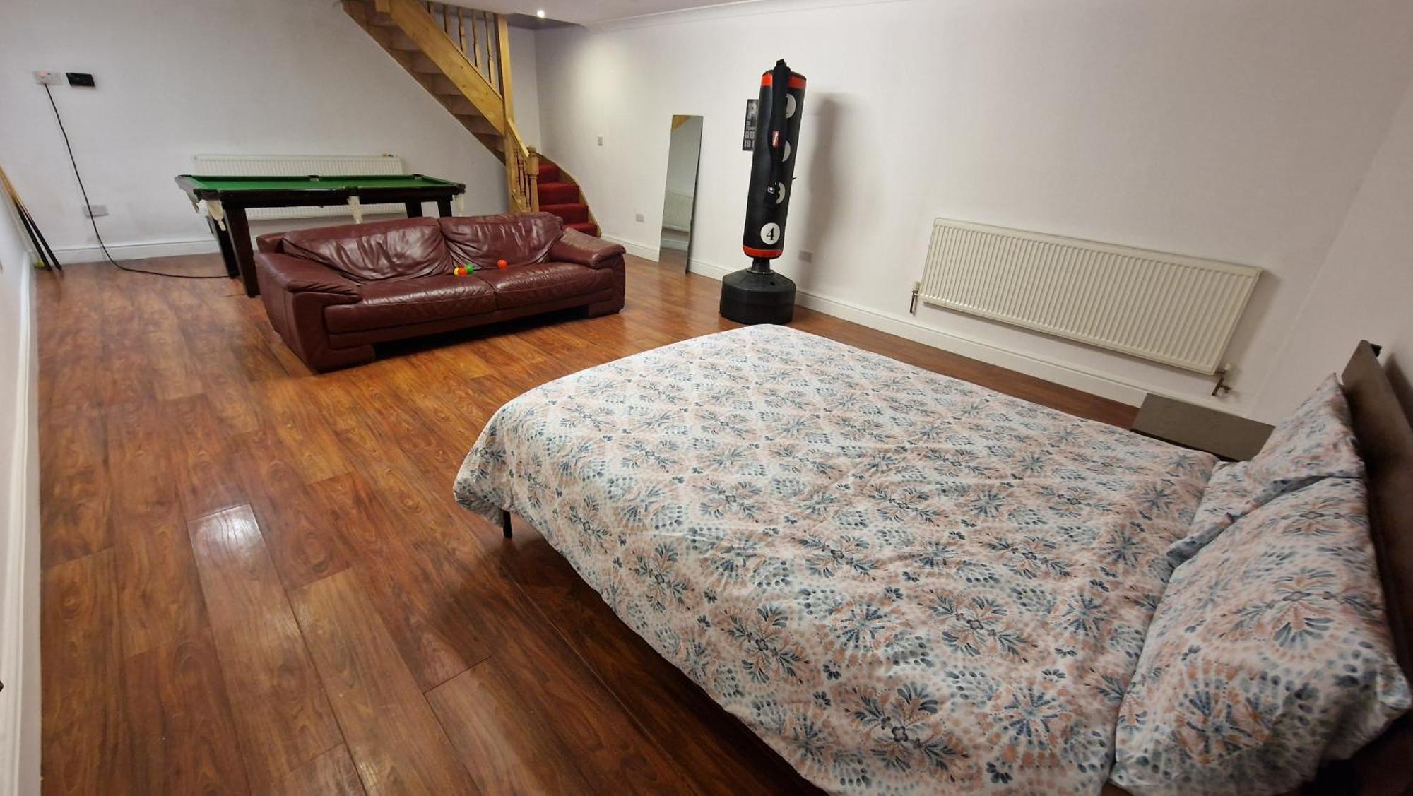 Large Annexe With Games Room Pool Table Ping Pong Air Hockey Movie Projector 윈저 외부 사진