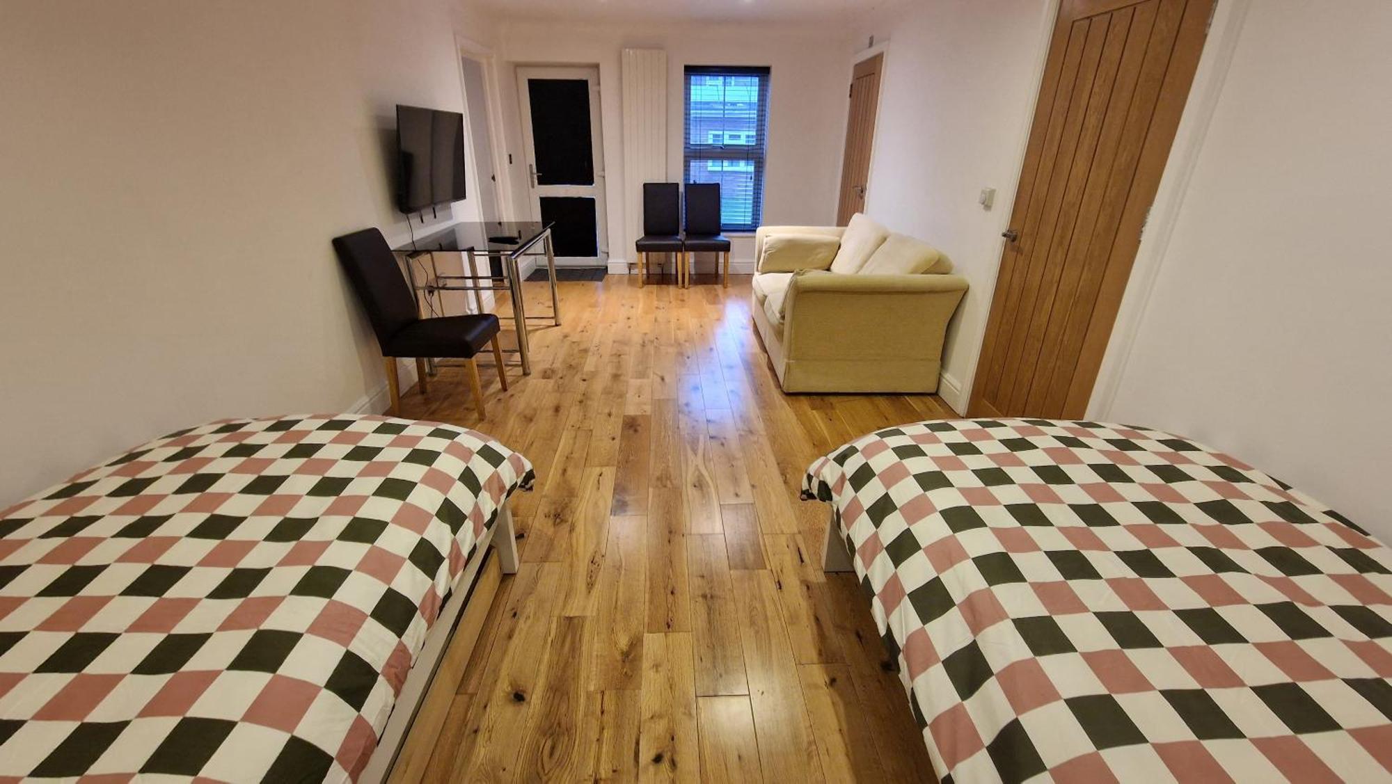 Large Annexe With Games Room Pool Table Ping Pong Air Hockey Movie Projector 윈저 외부 사진