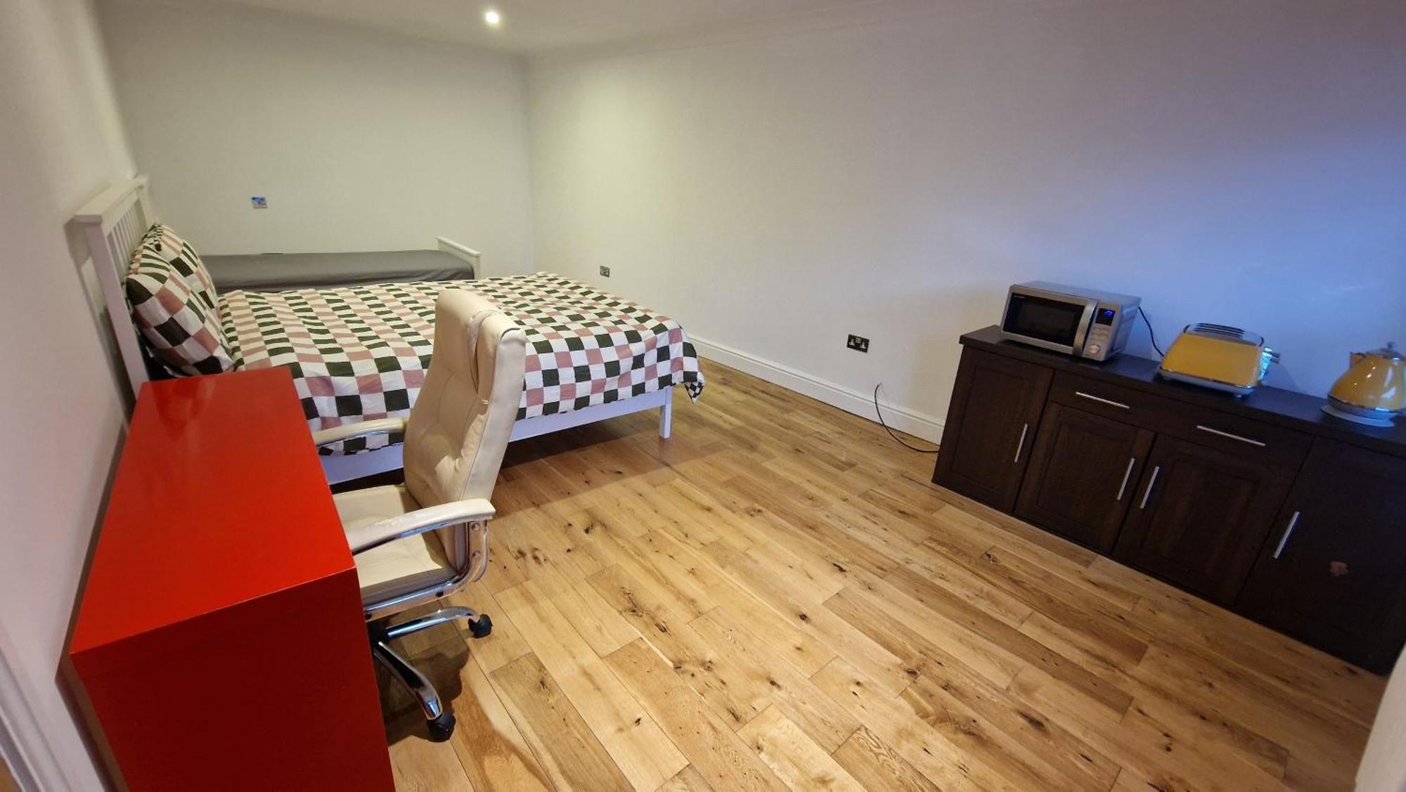 Large Annexe With Games Room Pool Table Ping Pong Air Hockey Movie Projector 윈저 외부 사진