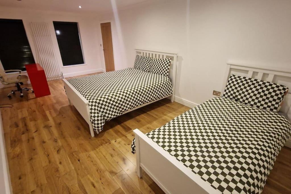 Large Annexe With Games Room Pool Table Ping Pong Air Hockey Movie Projector 윈저 외부 사진