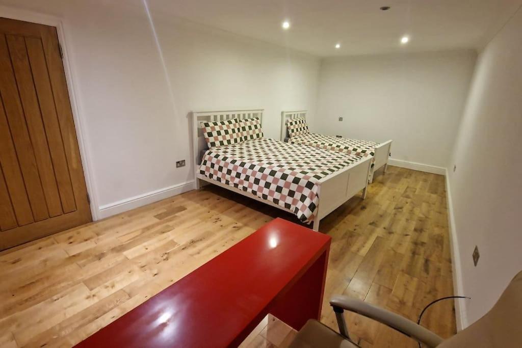 Large Annexe With Games Room Pool Table Ping Pong Air Hockey Movie Projector 윈저 외부 사진