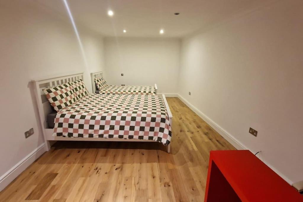Large Annexe With Games Room Pool Table Ping Pong Air Hockey Movie Projector 윈저 외부 사진