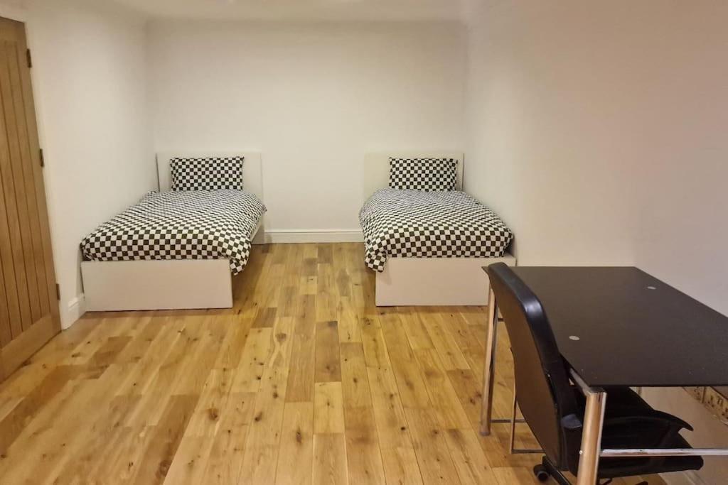 Large Annexe With Games Room Pool Table Ping Pong Air Hockey Movie Projector 윈저 외부 사진