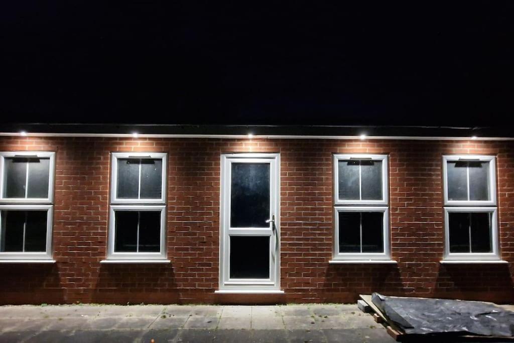 Large Annexe With Games Room Pool Table Ping Pong Air Hockey Movie Projector 윈저 외부 사진
