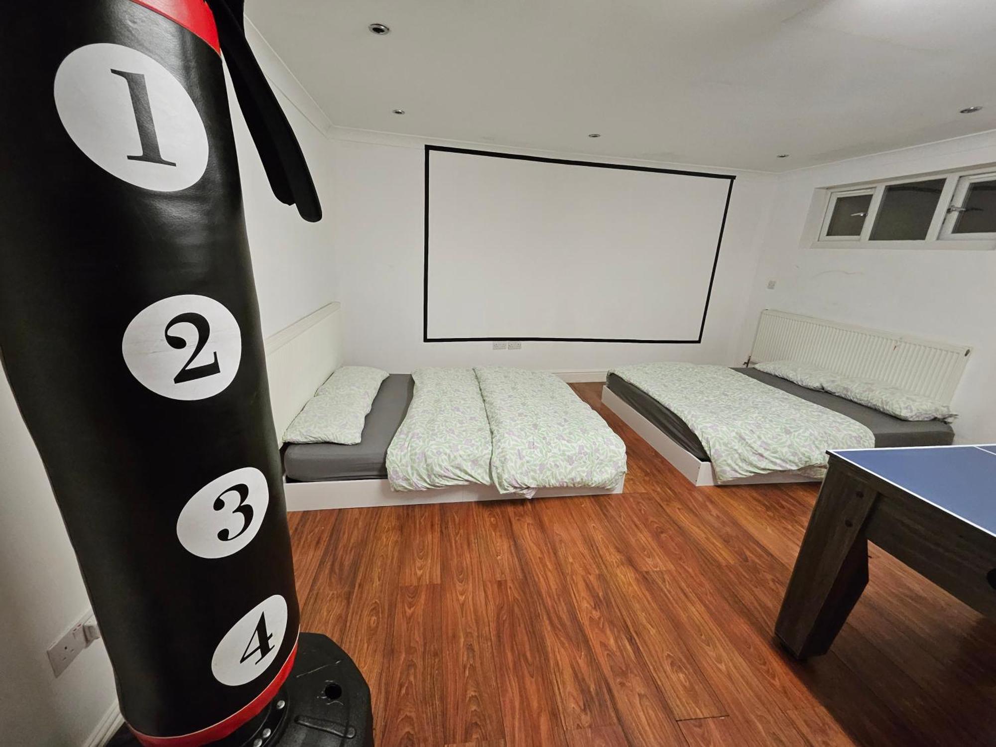 Large Annexe With Games Room Pool Table Ping Pong Air Hockey Movie Projector 윈저 외부 사진