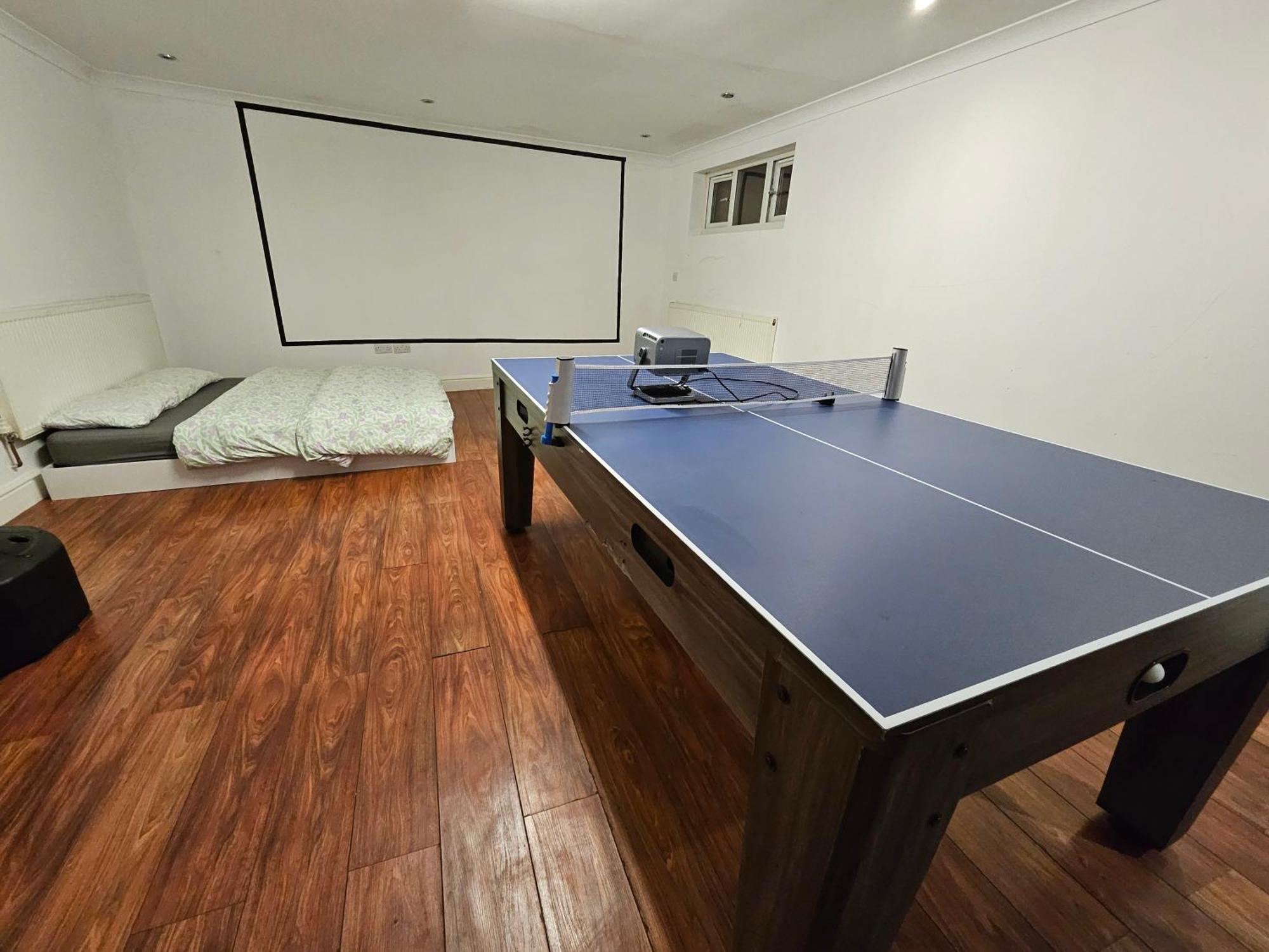 Large Annexe With Games Room Pool Table Ping Pong Air Hockey Movie Projector 윈저 외부 사진