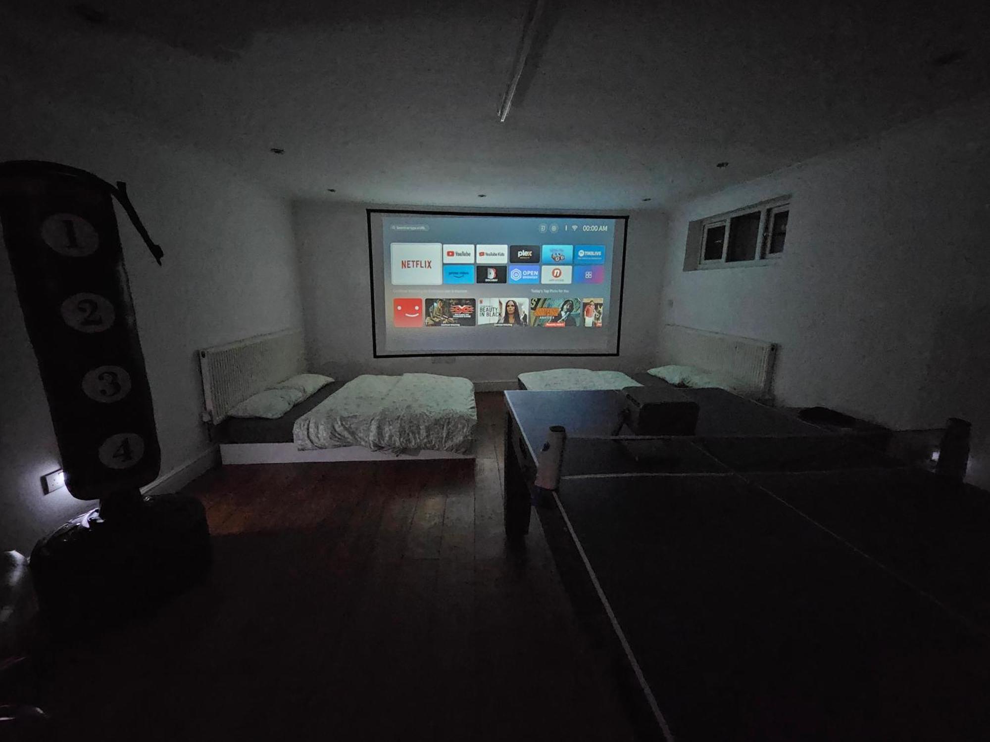 Large Annexe With Games Room Pool Table Ping Pong Air Hockey Movie Projector 윈저 외부 사진