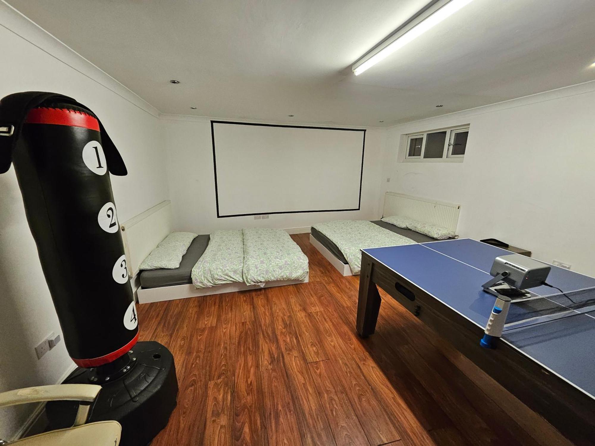 Large Annexe With Games Room Pool Table Ping Pong Air Hockey Movie Projector 윈저 외부 사진